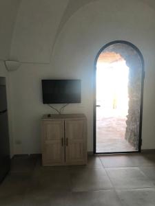 A television and/or entertainment centre at Dammuso Rekhale con vista mare