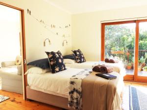 A bed or beds in a room at Rest Inn Knysna