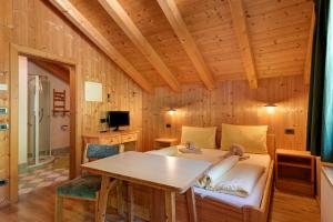 Habitación con cama y mesa en Paracia App Pic Pec, en Badia