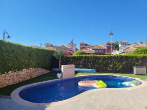 una pequeña piscina con un juguete en un patio en VILLA PALMITO Mar Menor Golf en Torre-Pacheco