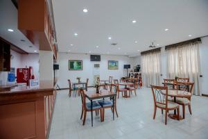 a dining room with tables and chairs in a restaurant at Bliss Hotel Dau in Mabalacat