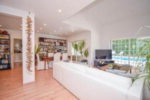 Μια τηλεόραση ή/και κέντρο ψυχαγωγίας στο Amazing Family House with Swimming Pool