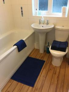 ein Badezimmer mit einer Badewanne, einem Waschbecken und einem WC in der Unterkunft KB51 Charming 2 bed house in Horsham, pets very welcome and long stays with easy access to London, Brighton and Gatwick in Warnham