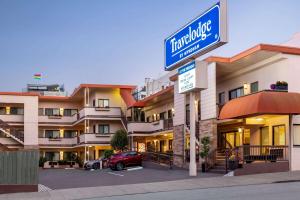 un cartello per un hotel di fronte a un edificio di Travelodge by Wyndham Presidio San Francisco a San Francisco