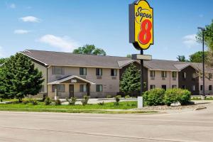 una señal para un restaurante de hamburguesas frente a un edificio en Super 8 by Wyndham Ankeny/Des Moines Area, en Ankeny