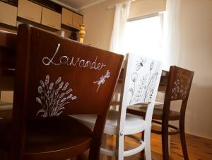Istumisnurk majutusasutuses Kuca za odmor ViP