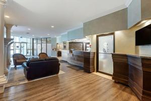 uma sala de estar com um sofá e um bar em Best Western Plus Mariposa Inn & Conference Centre em Orillia