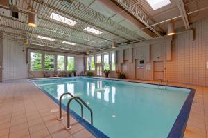 una gran piscina cubierta de agua azul en Best Western Plus Mariposa Inn & Conference Centre, en Orillia