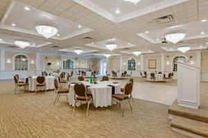 un salón de banquetes con mesas y sillas en una habitación en Best Western Plus Mariposa Inn & Conference Centre, en Orillia