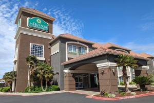 a front view of a hotel with a sign on it at La Quinta by Wyndham Manteca - Ripon in Ripon