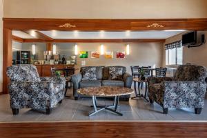 Χώρος καθιστικού στο Quality Inn & Suites Warren