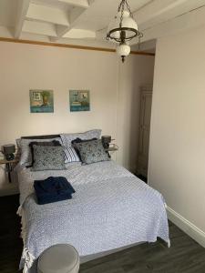 una camera da letto con un grande letto con cuscini blu di Maison Les Berrys a Bourganeuf