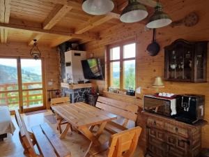 - une salle à manger avec une table en bois dans une cabine dans l'établissement Zawoja hrabkowa Jastrzębowka, à Zawoja