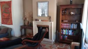 - un salon avec une chaise et une cheminée dans l'établissement Habitaciones Jacaranda, à Aguadulce