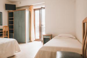 Postel nebo postele na pokoji v ubytování Hôtel Idéal + 37 fotografií