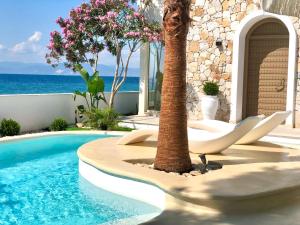 Piscina de la sau aproape de Byblos Aqua-The Sea Front Luxury Villa