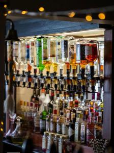 un bar con un montón de diferentes tipos de alcohol en Room at the Inn en Lyme Regis