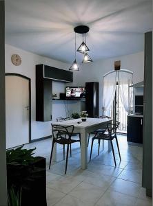 cocina con mesa y sillas en una habitación en Le Volte, en Ragusa