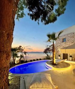 Bazén v ubytování Byblos Aqua-The Sea Front Luxury Villa nebo v jeho okolí