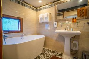 Vonios kambarys apgyvendinimo įstaigoje Siri Nakornpink Chiang Mai Hotel SHA Plus