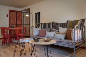 uma sala de estar com um sofá e duas mesas em Casa Lidador - Obidos em Óbidos