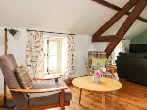 sala de estar con sofá y mesa en Joiners Cottage en York
