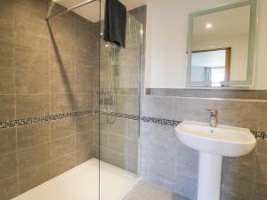 Bilik mandi di Spindle Cottage +14 gambar