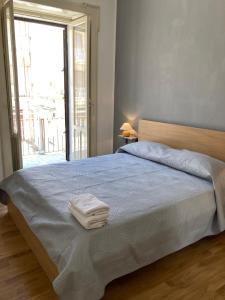 a bedroom with a bed with two towels on it at CASA ARUCI in Avola