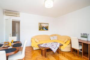 sala de estar con sofá y mesa en Apartment Klaudia en Dubrovnik