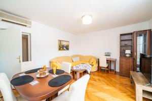 comedor y sala de estar con mesa y sillas en Apartment Klaudia en Dubrovnik