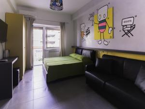 ローマにあるAffittacamere Tiburstation 2のベッド1台とソファが備わる小さな客室です。