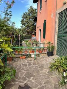 een binnenplaats met potplanten en een gebouw bij Appartamento privato accanto studi televisivi in Rome