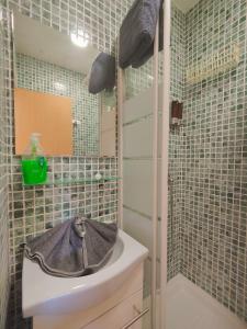 Kúpeľňa v ubytovaní Begona 408 Compact city center studio BY NAMASTE ELITE