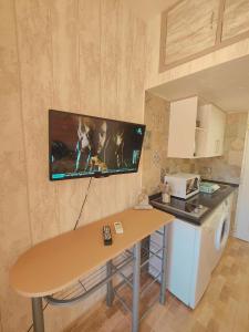 Kuchyňa alebo kuchynka v ubytovaní Begona 408 Compact city center studio BY NAMASTE ELITE