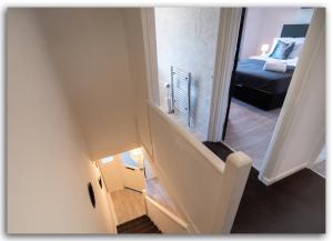 - une vue depuis le haut d'une chambre avec un lit dans l'établissement BridgeCity 3 bed House in Maidstone Town Centre, à Kent