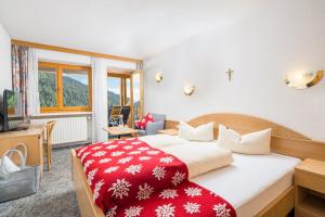 מיטה או מיטות בחדר ב-Langtaufererhof