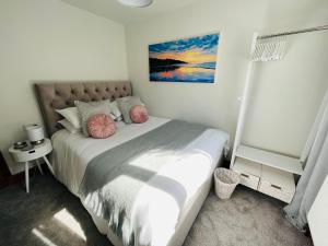 מיטה או מיטות בחדר ב-Harbour Cottage