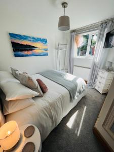 Un dormitorio con una cama grande y una ventana en Harbour Cottage en Folkestone