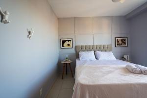 Giường trong phòng chung tại Apto alto padrão 200 m da praia de Costazul - WIFI 200MB - Piscina - Área kids - TV Smart - 3 Quartos - Garagem - Cozinha equipada - Churrasqueira - Portaria 24h