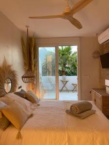 Postel nebo postele na pokoji v ubytování Tulum house - in Nueva Andalucia - amazing la concha mountain view + 37 fotografií