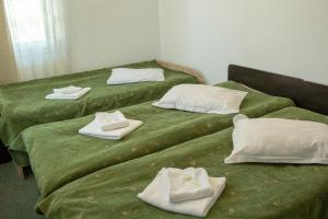 2 camas verdes con toallas encima en Curtea Brancovenească, en Constanţa