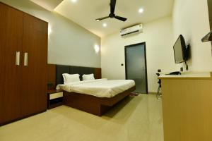Letto o letti in una camera di Hotel Nikhil Regency
