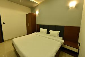 Letto o letti in una camera di Hotel Nikhil Regency