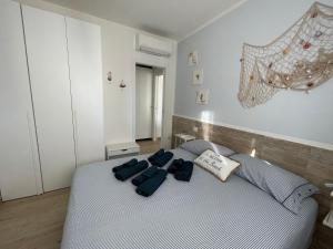 Un dormitorio con una cama con almohadas azules. en Isola Rossa Beach House, en Isola Rossa
