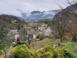 une statue d'une personne assise au sommet d'un rocher dans l'établissement Le Chalet de Pyrène et Hercule, à Arignac