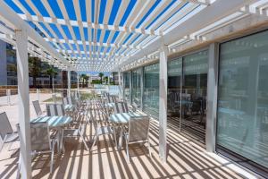 Reštaurácia alebo iné gastronomické zariadenie v ubytovaní Denia apartment Marina