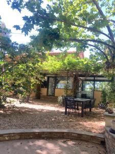Ogród w obiekcie Maison de charme avec piscine et jacuzzi dans cadre exceptionnel proche Marseille