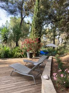 Ogród w obiekcie Maison de charme avec piscine et jacuzzi dans cadre exceptionnel proche Marseille