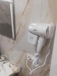 secador de pelo en el baño con lavabo en NANNI, en Nápoles