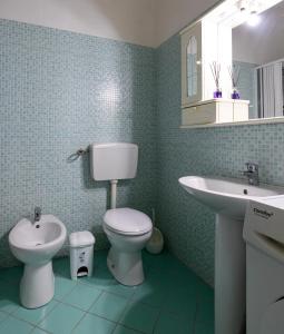 a bathroom with a toilet and a sink at Stella room & apartment in Marsala